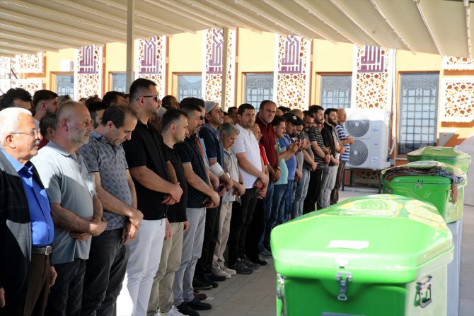Tokat'taki kazada ölen anne ve iki çocuğu Sivas'ta son yolculuğuna uğurlandı