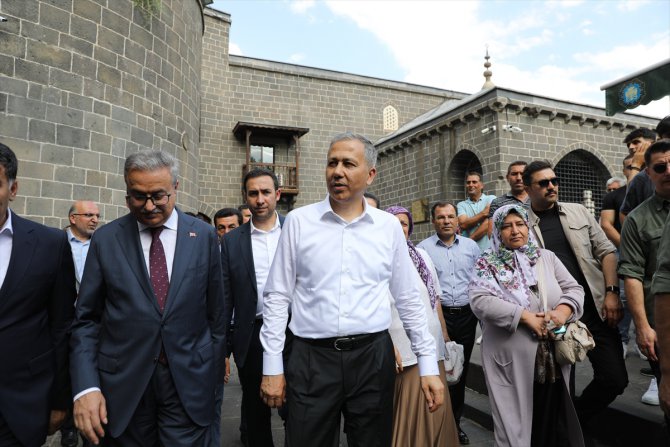 İçişleri Bakanı Yerlikaya, Diyarbakır'da ziyaretlerde bulundu
