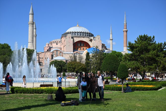 İstanbullular ve turistler boş kalan kentte gezmenin tadını çıkardı