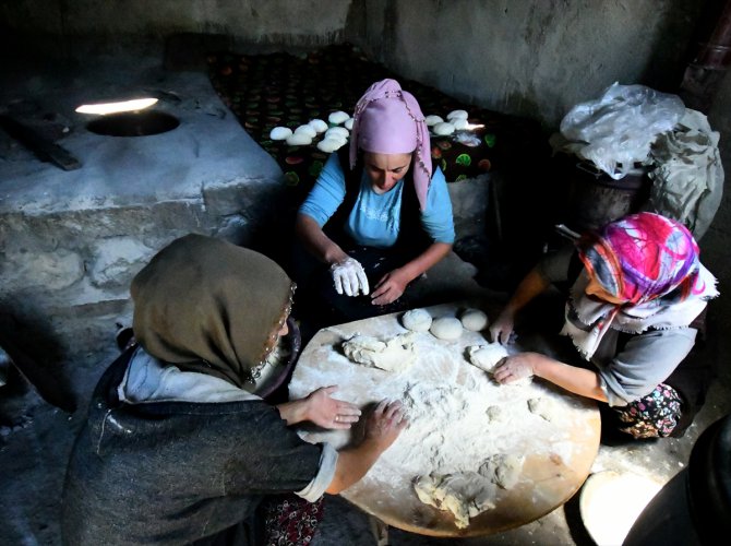Kars'ta arife gününde tandırlar imece usulü lavaş için yandı