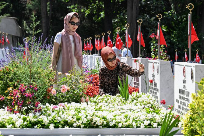 İstanbul'da şehit aileleri bayram arifesinde Edirnekapı Şehitliği'ni ziyaret etti