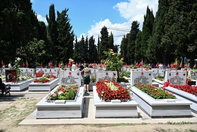 İstanbul'da şehit aileleri bayram arifesinde Edirnekapı Şehitliği'ni ziyaret etti