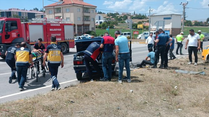 Sivas'ta çarpışan iki otomobildeki 5'i çocuk, 10 kişi yaralandı