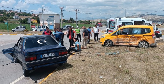 Sivas'ta çarpışan iki otomobildeki 5'i çocuk, 10 kişi yaralandı