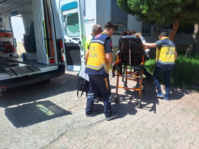 Sivas'ta iki otomobil çarpıştı, 4'ü çocuk 9 kişi yaralandı