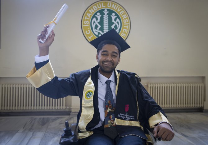 Tekerlekli sandalyesiyle engelleri aşan Bangladeşli öğrenci mezun oldu