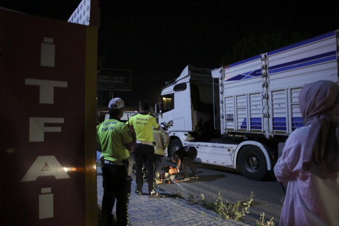 Uşak'ta araçlara çarpıp "dur" ihtarına uymayan tırın sürücüsü gözaltına alındı