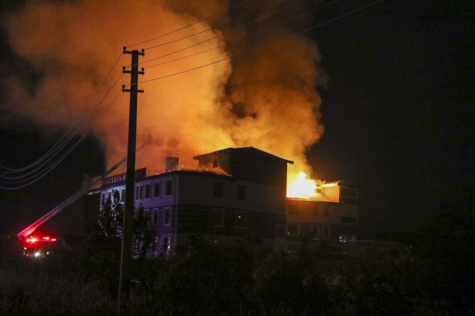 Uşak'ta özel bir kolejin çatısında çıkan yangın söndürüldü
