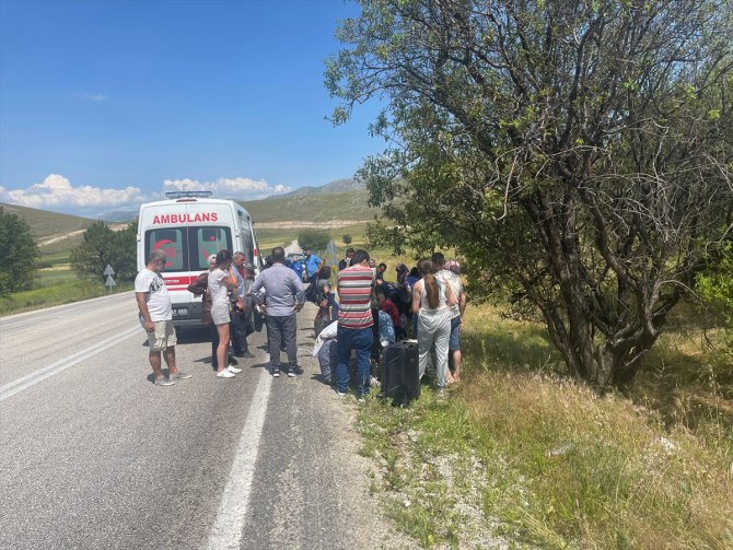 Afyonkarahisar'da şarampole devrilen minibüsteki 7 kişi yaralandı