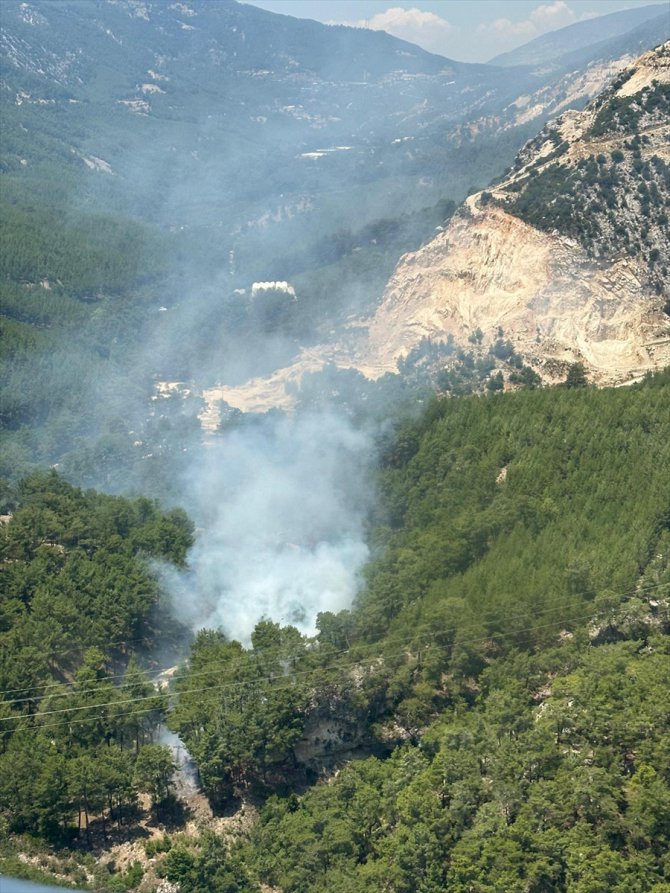 Antalya'da çıkan orman yangını söndürüldü
