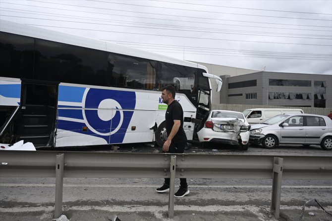 GÜNCELLEME - Arnavutköy'de karşı şeride geçen otobüs çok sayıda araca çarptı