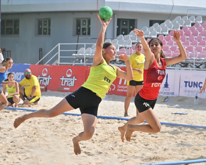 Avrupa 17 Yaş Altı Plaj Hentbolu Şampiyonaları İzmir'de başladı