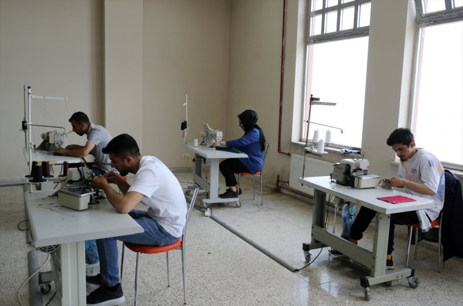 Bitlis'te tekstil fabrikalarının kalifiye eleman sorunu istihdam garantili kursla çözülüyor