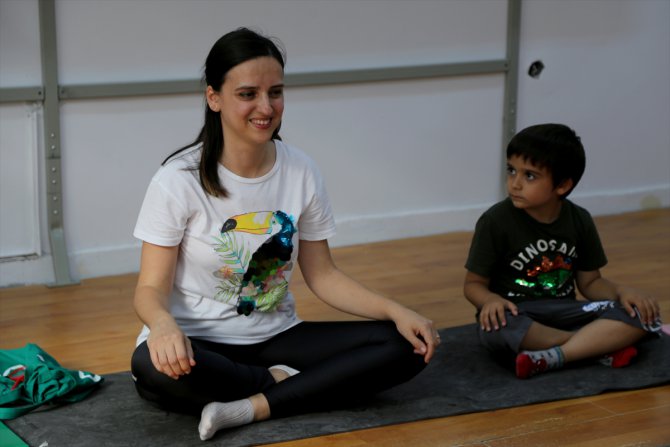 "Çocuk yogası" kursunun geliri depremzede üniversitelilere bağışlanıyor