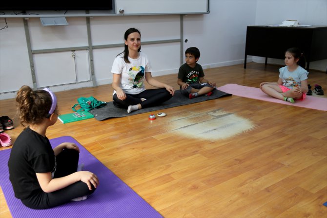 "Çocuk yogası" kursunun geliri depremzede üniversitelilere bağışlanıyor