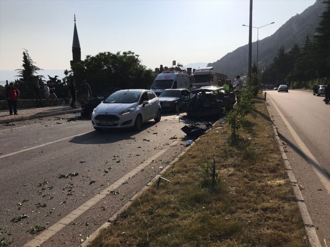 Isparta'da iki otomobilin çarpıştığı kazada 1 kişi öldü, 6 kişi yaralandı