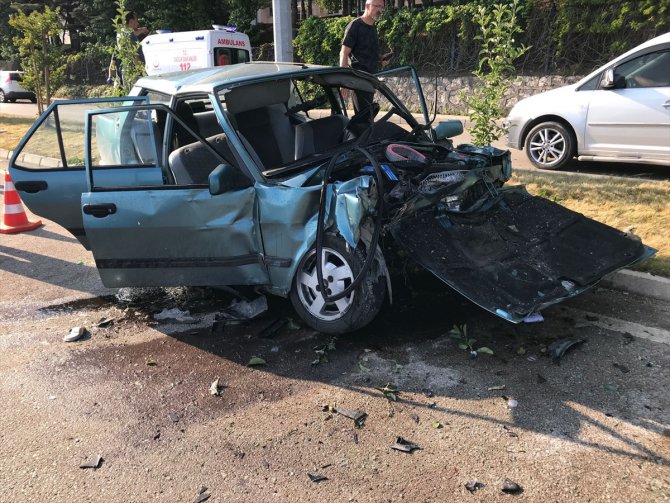 Isparta'da iki otomobilin çarpıştığı kazada 1 kişi öldü, 6 kişi yaralandı