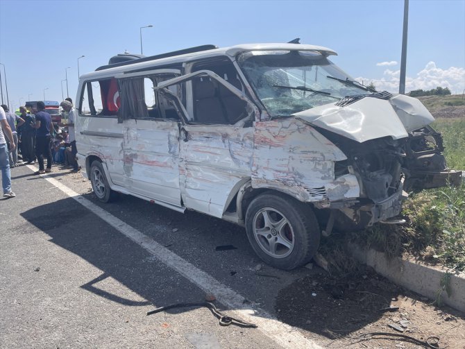 Kayseri'de minibüs ile kamyonetin çarpışması sonucu 1 kişi öldü, 14 kişi yaralandı