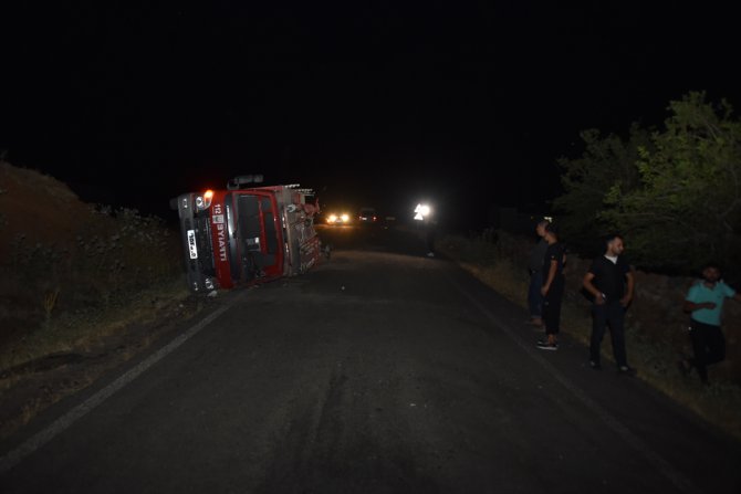 Şanlıurfa'da itfaiye aracının devrilmesi sonucu 3 kişi yaralandı