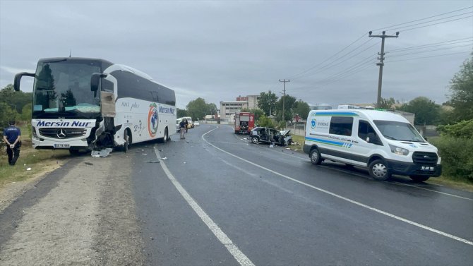 Tekirdağ'da yolcu otobüsüyle çarpışan otomobildeki sürücü öldü, 3 kişi yaralandı