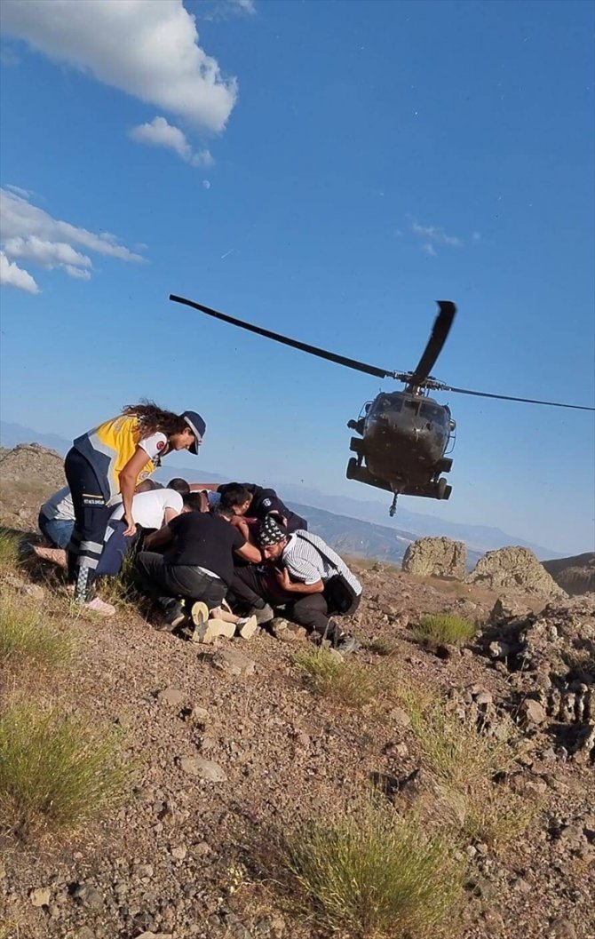 Tunceli’de kayalıktan düşen genç kız askeri helikopterle hastaneye ulaştırıldı