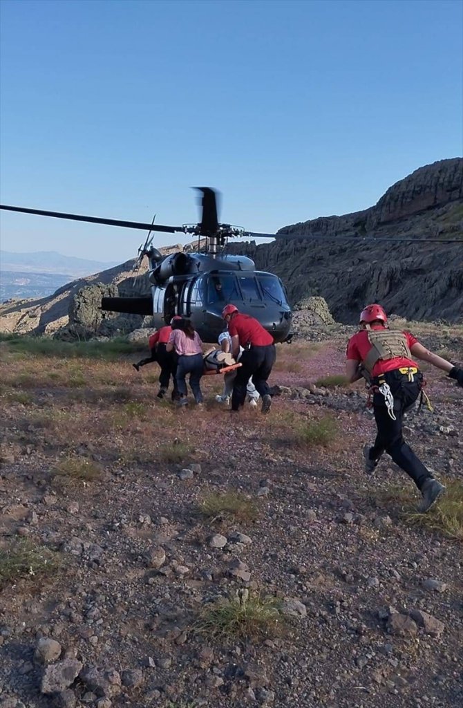 Tunceli’de kayalıktan düşen genç kız askeri helikopterle hastaneye ulaştırıldı