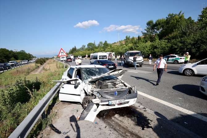 Anadolu Otoyolu'nun Düzce kesiminde zincirleme trafik kazasında 13 kişi yaralandı