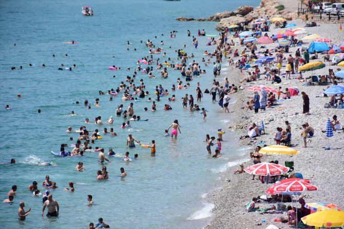 Antalya'da sahiller ve mesire alanlarında bayram yoğunluğu