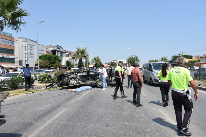 Antalya'da 3 otomobilin çarpıştığı kazada 2 kişi öldü, 3 kişi yaralandı