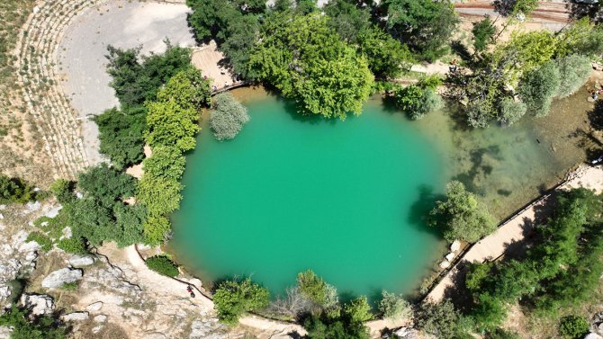 Depremlerin etkisiyle suyu bulanıklaşan Yeşilgöz Gölü eski görüntüsüne kavuştu