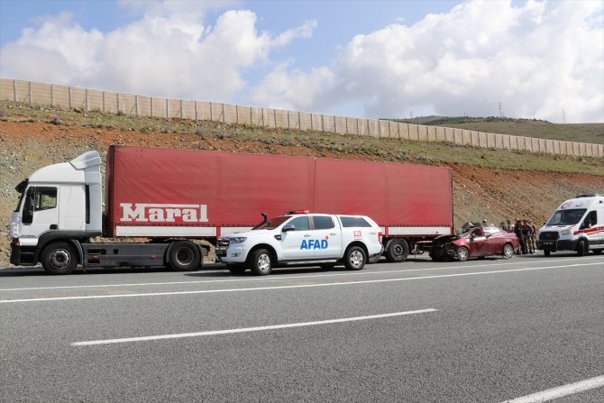 Erzincan'da tırın dorsesine çarpan otomobildeki 2 kişi öldü, 3 kişi yaralandı