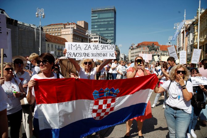 Hırvatistan'da adliye çalışanları zam talebiyle başkent Zagreb'de toplandı