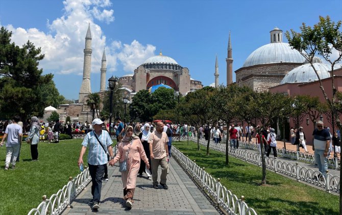 İstanbul'un tarihi ve turistik bölgelerinde bayram yoğunluğu