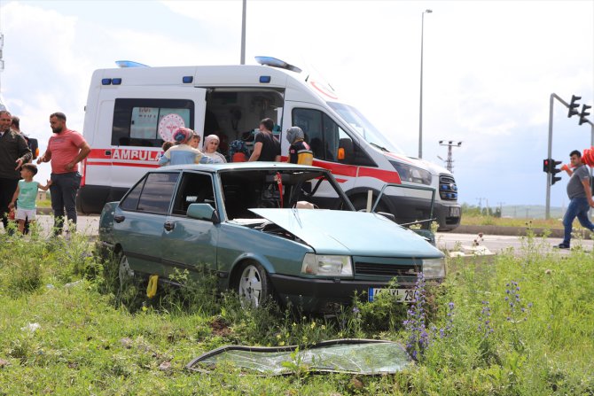 Kars'ta iki otomobilin çarpıştığı kazada 5 kişi yaralandı