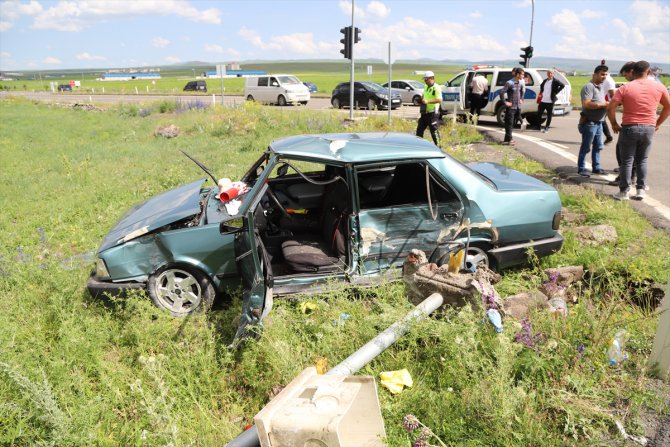 Kars'ta iki otomobilin çarpıştığı kazada 5 kişi yaralandı