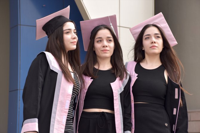 Üniversiteyi dereceyle bitiren üçüz kız kardeşler öğretmen olmak istiyor
