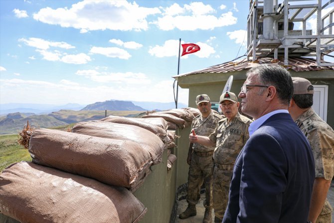 Van Valisi Ozan Balcı'dan üs bölgesindeki askerlere bayram ziyareti