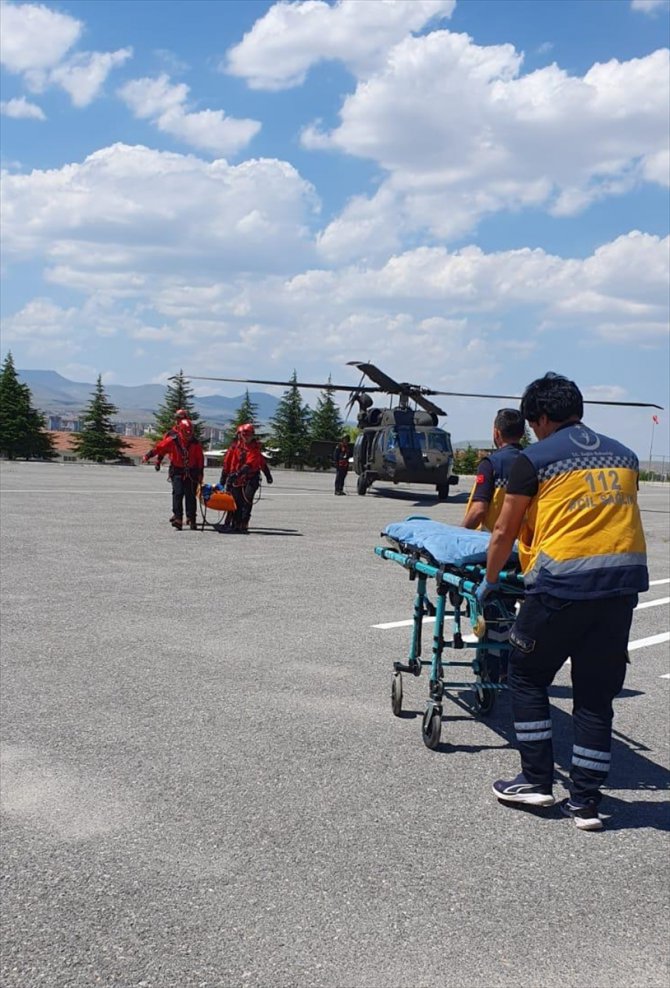 Aladağlar'da tırmanış sırasında ayak bileği kırılan dağcı, askeri helikopterle kurtarıldı