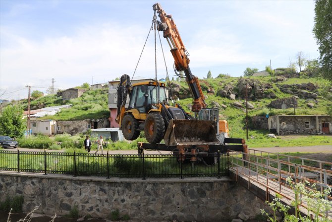 Ardahan'da yeniden alabalık yaşamı oluşması için dereden kamyonlarca çöp ve balçık çıkarıldı