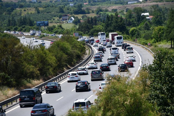 Bayram tatilinin son günü dönüşe geçen sürücüler Anadolu Otoyolu'nda yoğunluk oluşturuyor