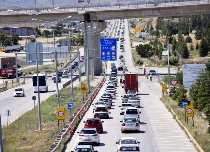 Bayram tatilinin son gününde "kilit kavşak" Kırıkkale'de trafik yoğunluğu