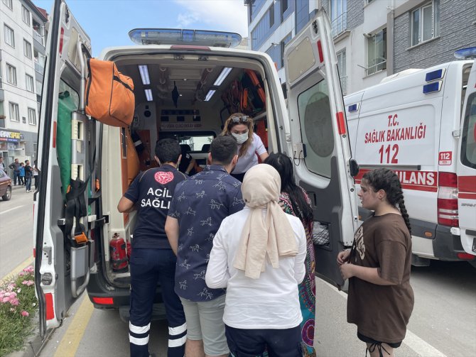 Bolu'da yangın çıkan apartmanda dumandan etkilenen 6 kişi hastaneye kaldırıldı