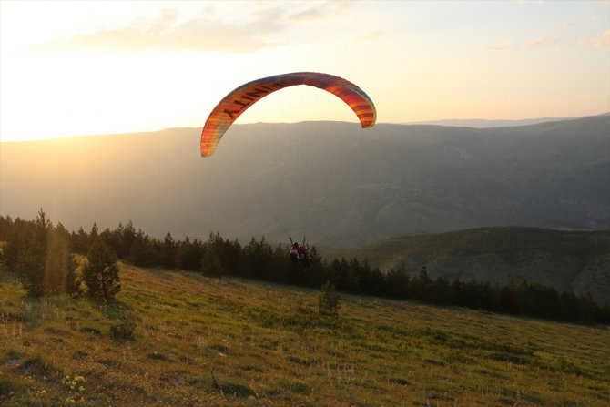 Çankırı'da düzenlenen yamaç paraşütü mesafe yarışması sürüyor