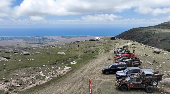 Kırgızistan'da, farklı tarz ve tasarımlı arabaların katılımıyla Uluslararası MadWay Ralli düzenlendi