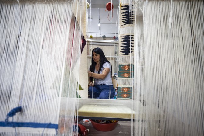Gurbetten memleketine dönen kadın girişimci ücretsiz dokumacılık öğretiyor
