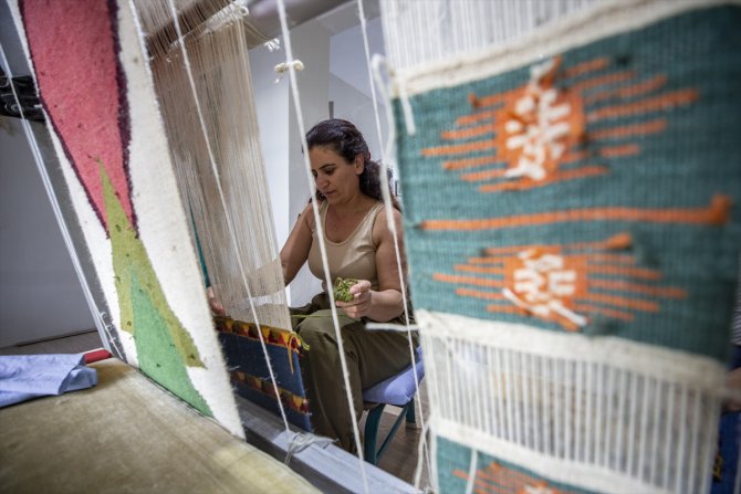 Gurbetten memleketine dönen kadın girişimci ücretsiz dokumacılık öğretiyor