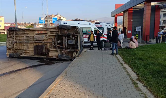 GÜNCELLEME - Kahramanmaraş'ta devrilen minibüsteki 13 tarım işçisi yaralandı