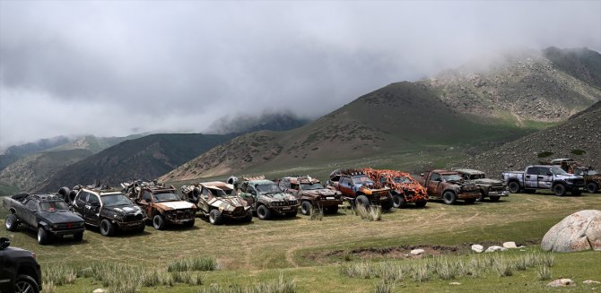 Kırgızistan'da, farklı tarz ve tasarımlı arabaların katılımıyla Uluslararası MadWay Ralli düzenlendi