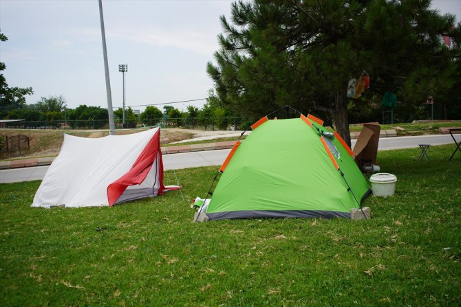 Otellerde yer bulamayan Kırkpınar sevdalıları parklara çadır kurdu
