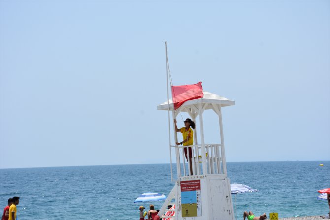 Sahildeki renkli uyarı bayrakları hayati öneme sahip